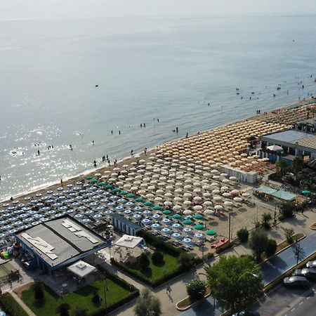 Hotel Esperia Alba Adriatica Buitenkant foto