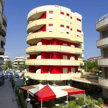 Hotel Esperia Alba Adriatica Buitenkant foto