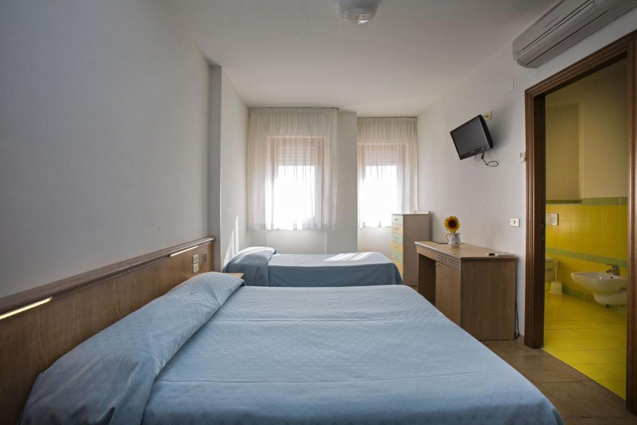 Hotel Esperia Alba Adriatica Buitenkant foto