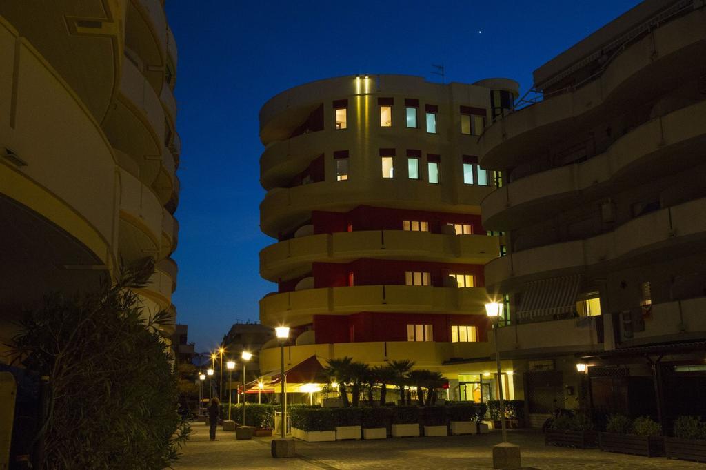 Hotel Esperia Alba Adriatica Buitenkant foto