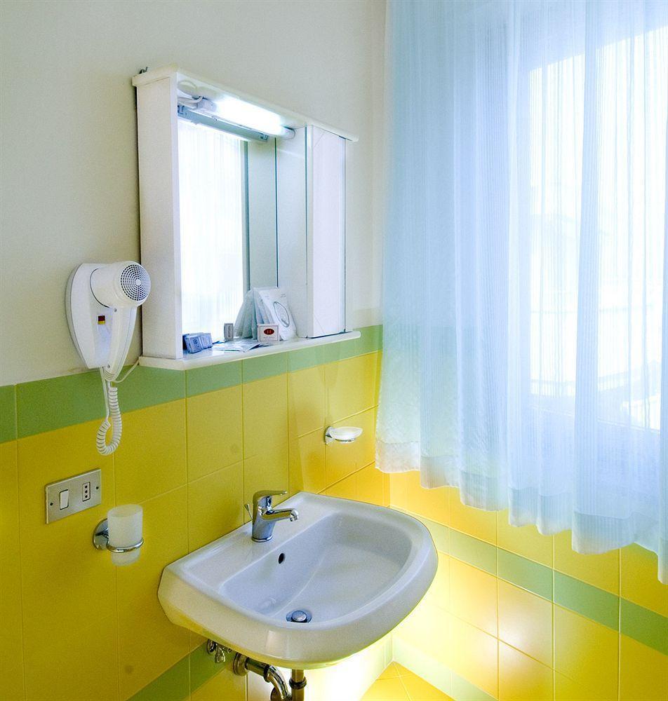 Hotel Esperia Alba Adriatica Buitenkant foto