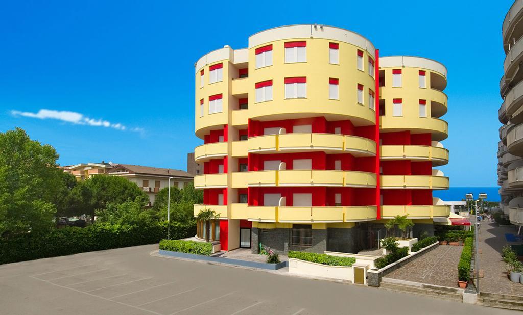 Hotel Esperia Alba Adriatica Buitenkant foto