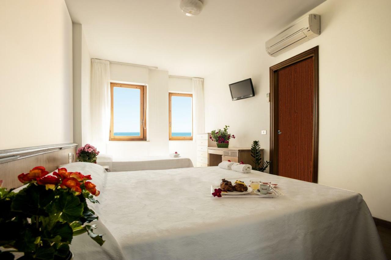 Hotel Esperia Alba Adriatica Buitenkant foto