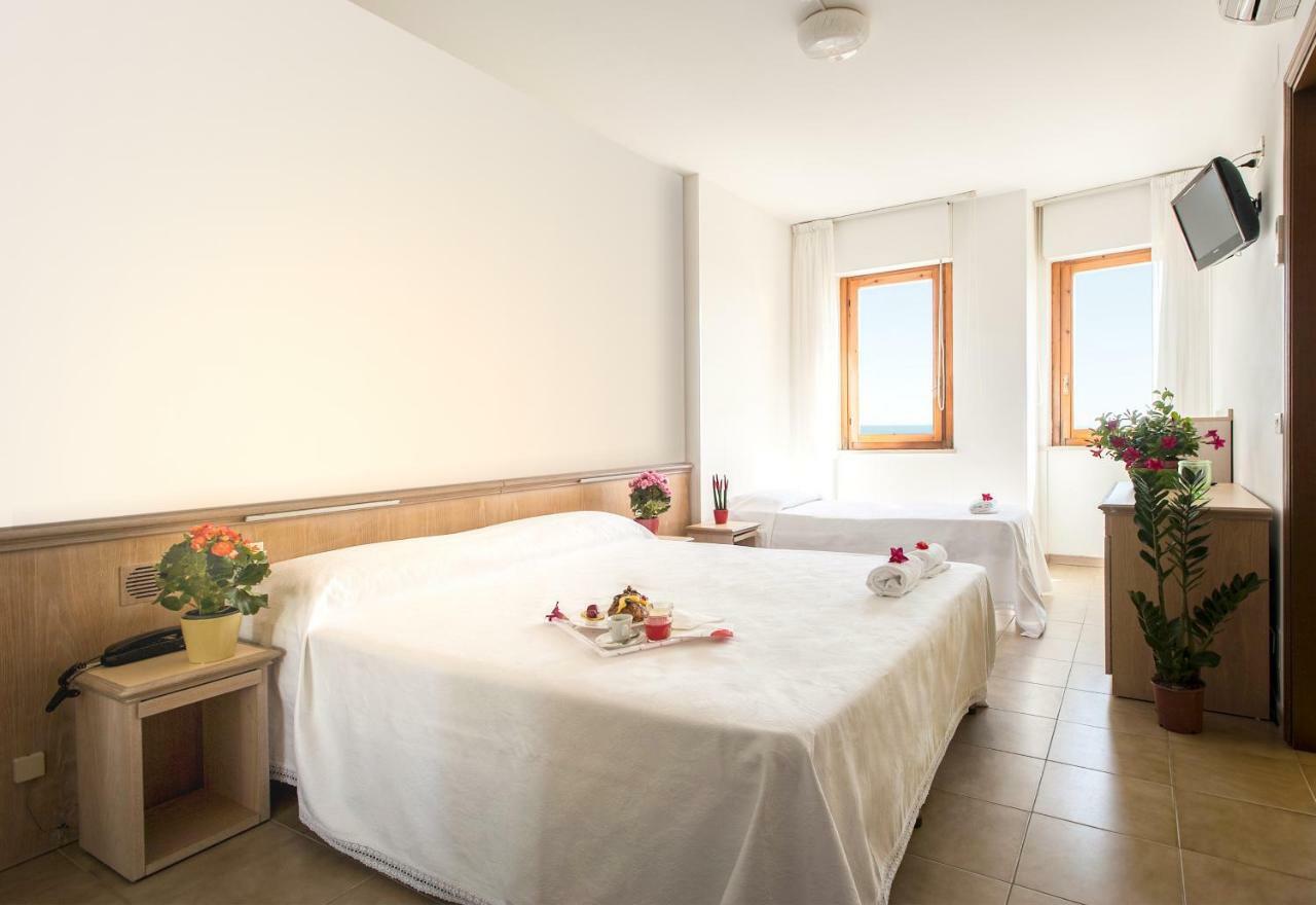 Hotel Esperia Alba Adriatica Buitenkant foto